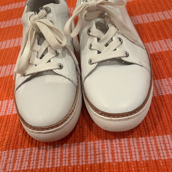EUC like new Johnston & Murphy White Leather Callie Sneakers Women’s size 10 - Picture 1 of 12